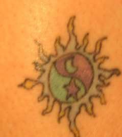肩部彩色太阳和月亮符号纹身图案