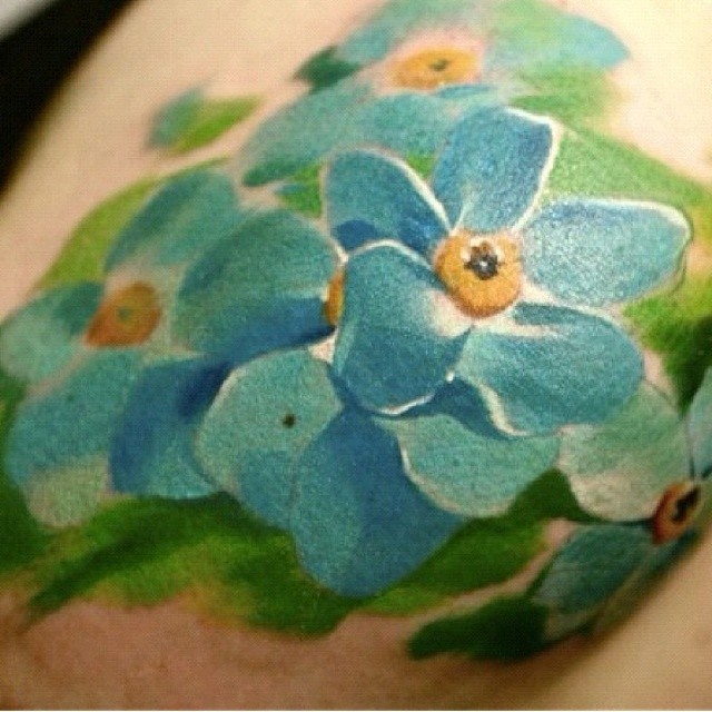 女性彩色肩膀花朵纹身图案