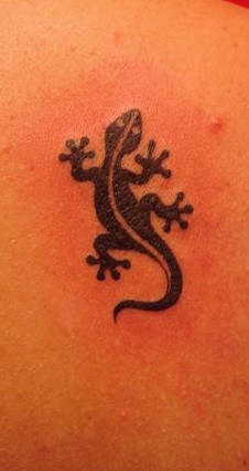 背部黑色部落蜥蜴符号纹身图案