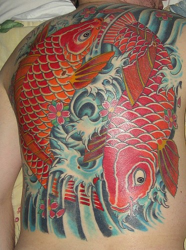 背部彩色阴阳日本锦鲤纹身图案
