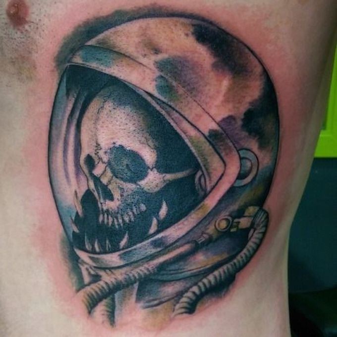 腰侧水彩风格的太空骷髅纹身图案