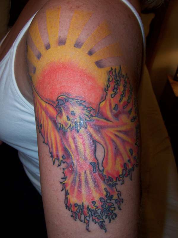 肩部彩色凤凰和太阳纹身图案