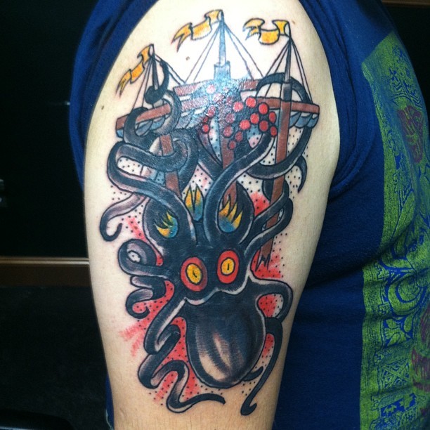肩部彩色章鱼与帆船纹身图案