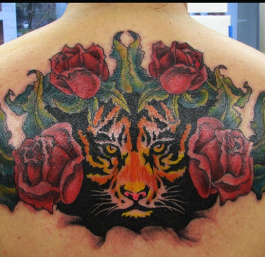 背部彩色老虎和玫瑰纹身图案