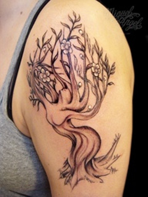 肩膀上的棕色女人树纹身图案