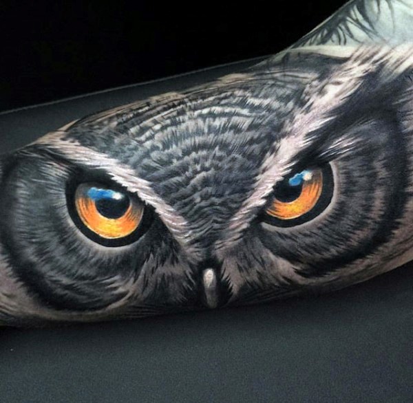 现实主义风格的彩色猫头鹰纹身图案