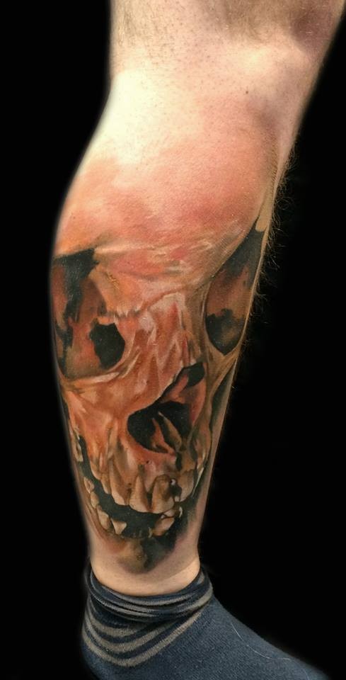 腿部彩色损坏的人类骷髅纹身图案