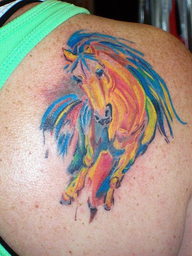 肩部彩色马纹身图案