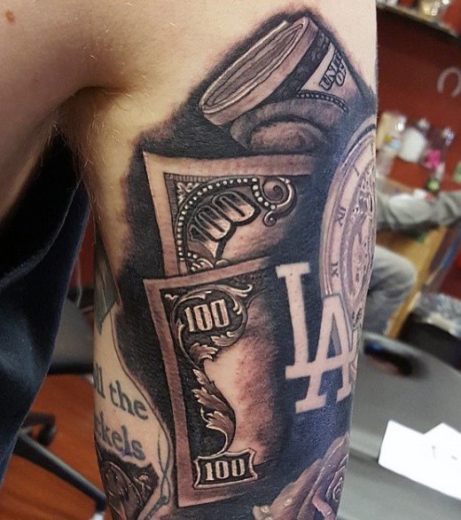 手臂黑棕色美元钞票与时钟纹身图案