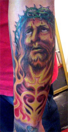 手臂彩色耶稣在火焰中纹身图案