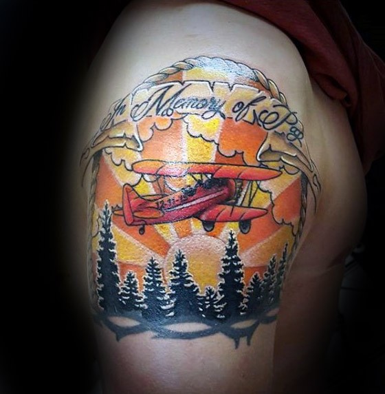 肩部彩色插画风格的森林和飞机纹身
