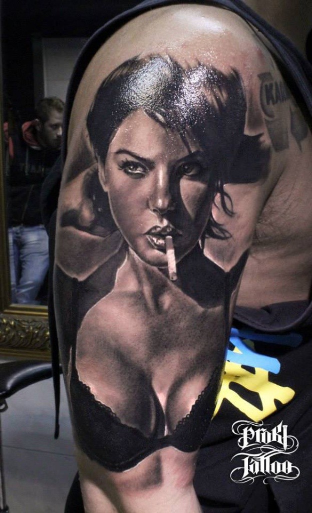 肩部黑棕色诱惑吸烟的女人纹身图案