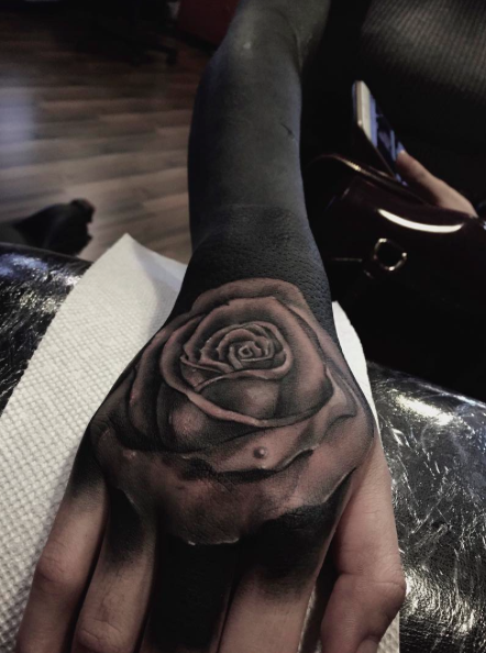 女性手臂全黑色玫瑰花纹身图案