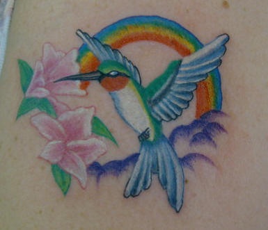 肩部彩色蜂鸟和彩虹纹身图片