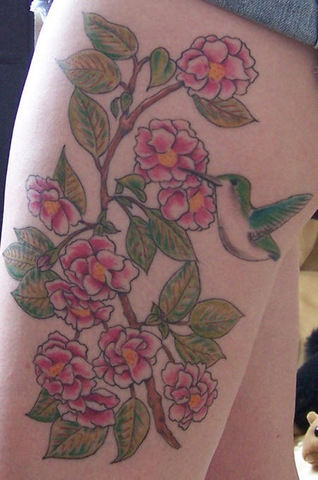 腿部彩色花枝与蜂鸟纹身图案