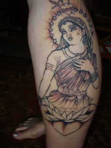 腿部棕色女郎纹身图案