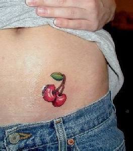 女性腰部小红樱桃纹身图片