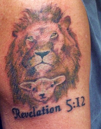 肩部彩色狮子和羊纹身图片