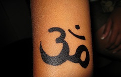 手臂黑色印度奥姆符号纹身图案