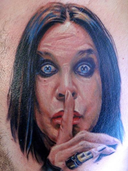 腿部彩色著名歌手肖像纹身图案