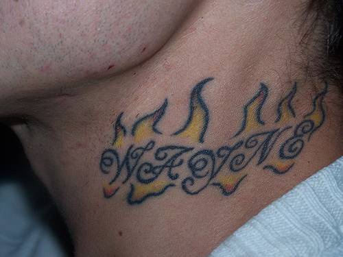 男性脖子上火焰英文纹身图案