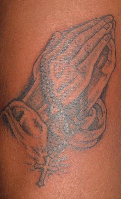 手臂黑灰念珠祈祷手纹身图案