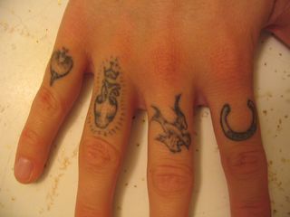 手指简约黑色小标志马蹄铁纹身图片