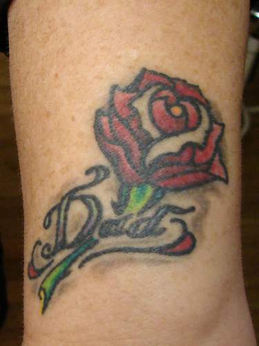 腿部彩色红玫瑰纹身图片