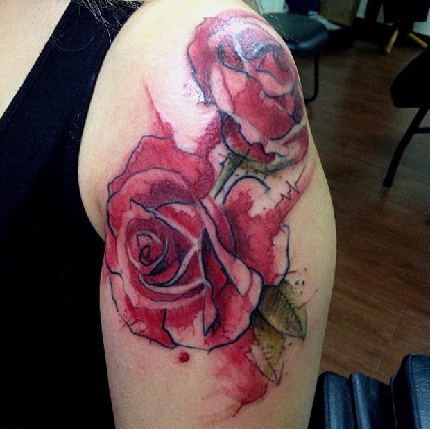 水彩风格的大玫瑰彩色肩部纹身图案