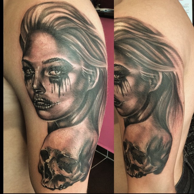 新风格的黑棕色肩膀哭泣的女人纹身图案