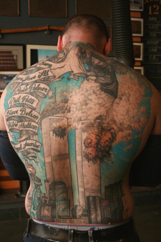 男性满背彩色城市纪念纹身图案