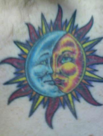 脖子彩色月亮与太阳阴阳纹身