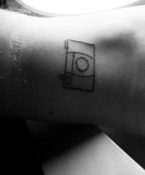 腰部黑色自制的照片相机纹身图案