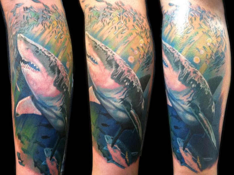 腿部写实风格彩色水下鲨鱼纹身图片