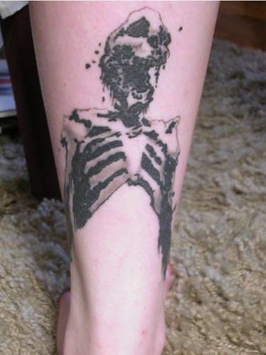 脚部黑灰粉碎的人体骨架纹身图案