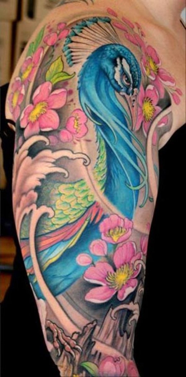 女性肩部彩色孔雀花纹身图案