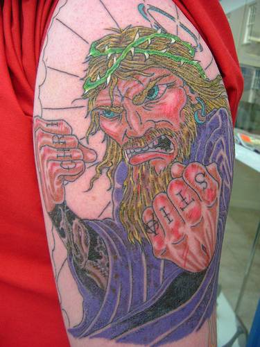 肩部彩色愤怒的耶稣纹身图案