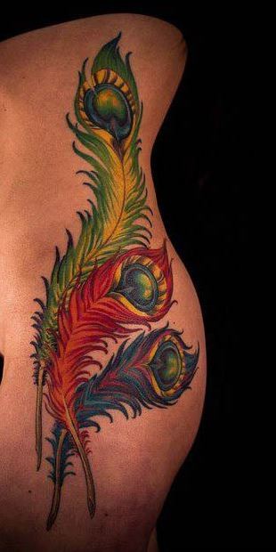 女性腰侧彩色孔雀羽毛纹身图案