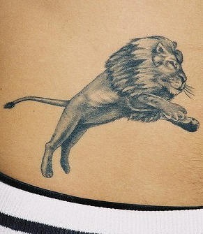 腹部黑灰狮子跳跃纹身图案