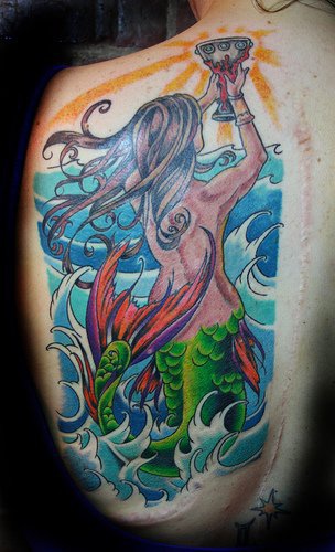 肩部彩色美人鱼与圣杯纹身图片