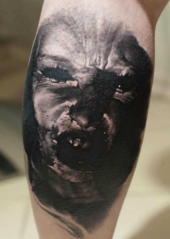 腿部有趣的老恐怖电影怪物肖像纹身