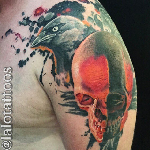 肩部彩色乌鸦与人类头骨纹身图案