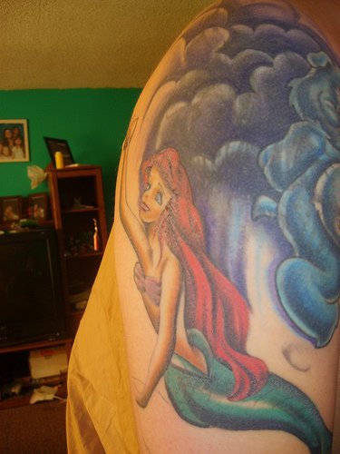 肩部彩色迪士尼美人鱼纹身图片