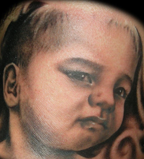 肩部逼真的照片中小男孩肖像纹身