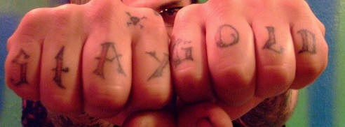 手指锋利的字母花体纹身图案