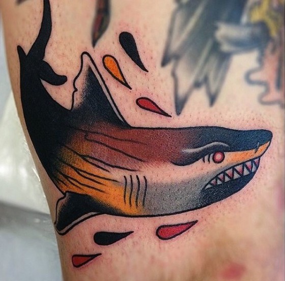 手臂old school彩色鲨鱼纹身图案