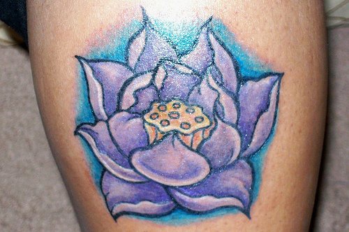 腿部彩色淡紫色莲花纹身图案