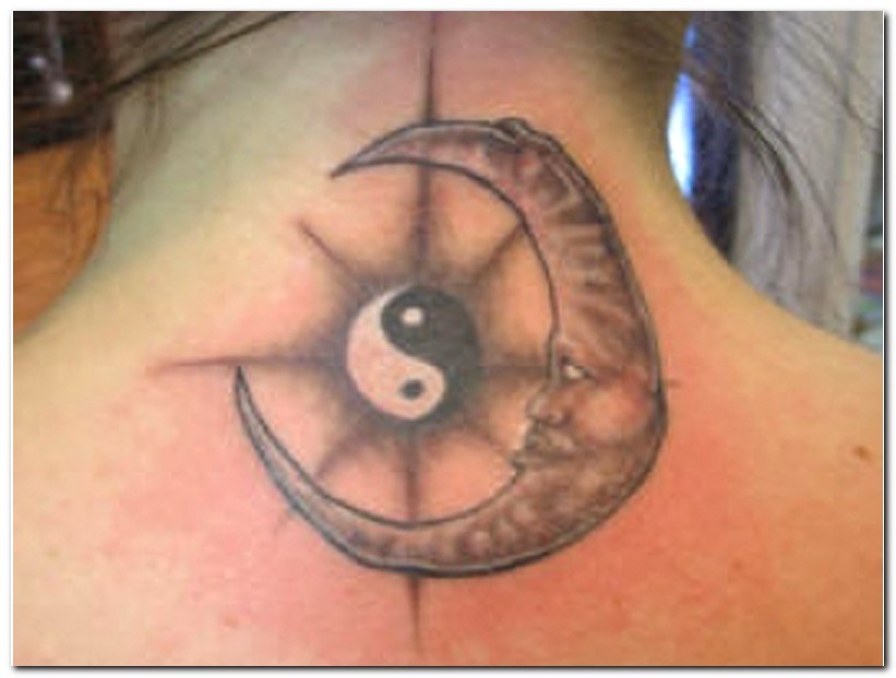 颈部阴阳八卦和月亮纹身图案