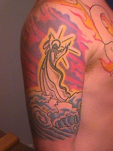 肩部彩色宗教主题的纹身图案