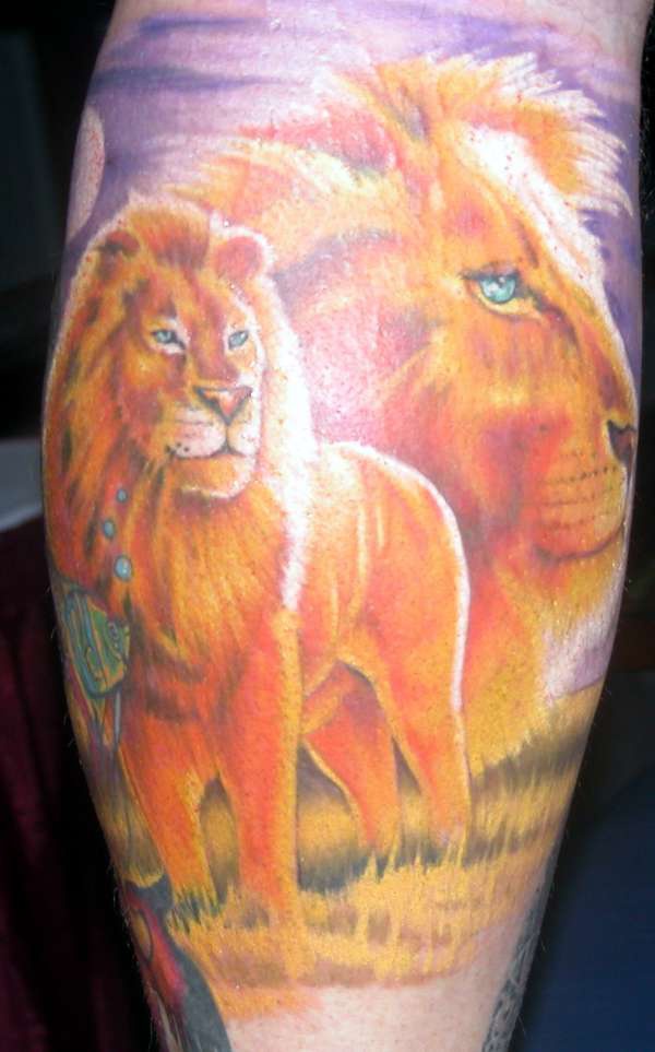 腿部彩色狮子和儿子纹身图案